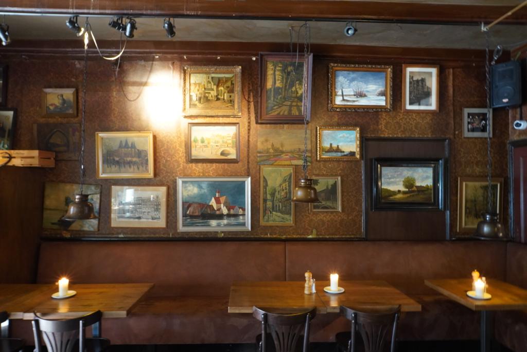 Muur van het bar gedeelte met heel veel landschappen uit de omgeving Laren