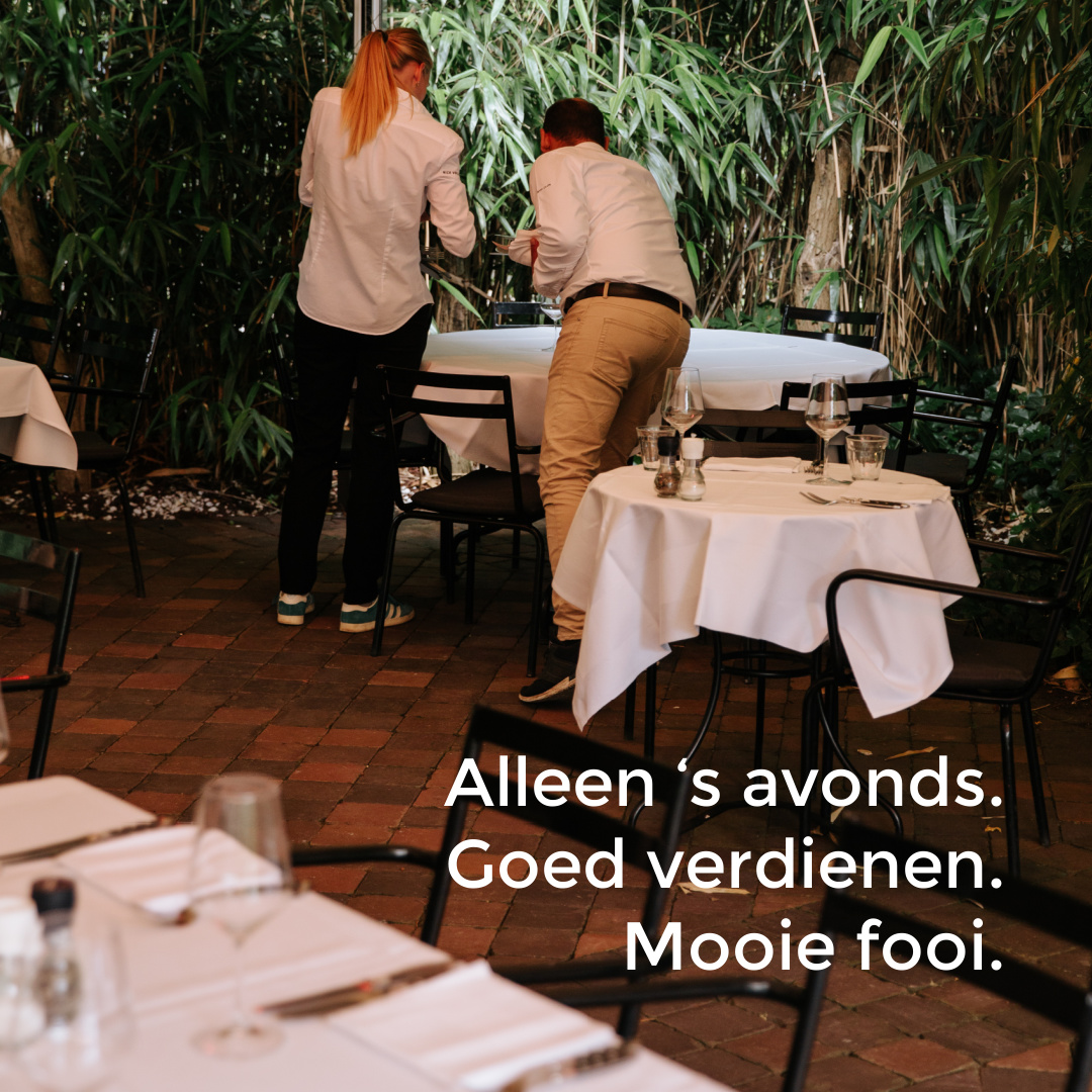 Vacature bediening bij Nick Twee mensen aan het werk op het terras van Nick